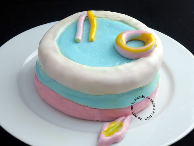 Gâteau d'anniversaire piscine (décors en pâte à sucre)