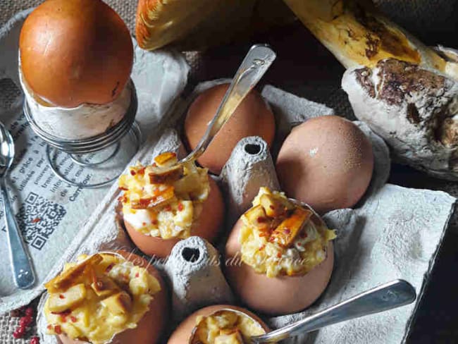 Brouillade d'œufs et de champignon oronge, servie en coques