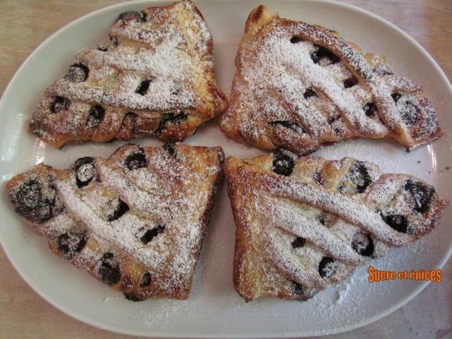 Feuilletés tressés aux myrtilles et à la crème d'amandes