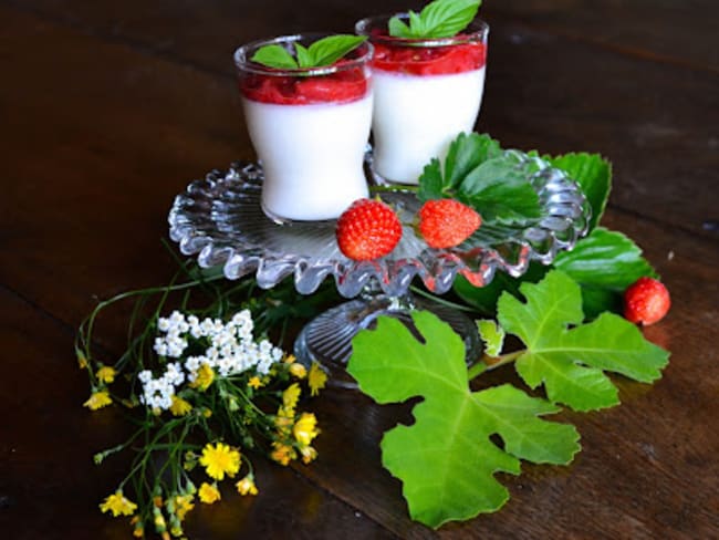 Panna cotta à la feuille de figuier et compotée de fraises au basilic