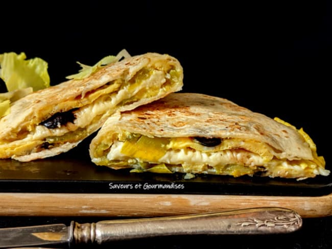 Quesadillas garnie d’omelette tomate fromage et olives noires.