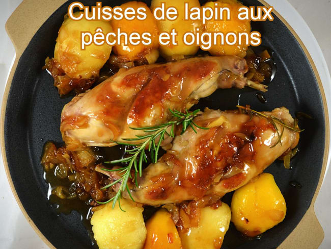 Cuisses de lapin aux pêches et aux oignons