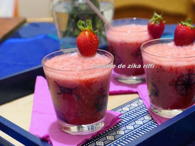 Frappé aux fraises, miel d'acacia et petits suisses