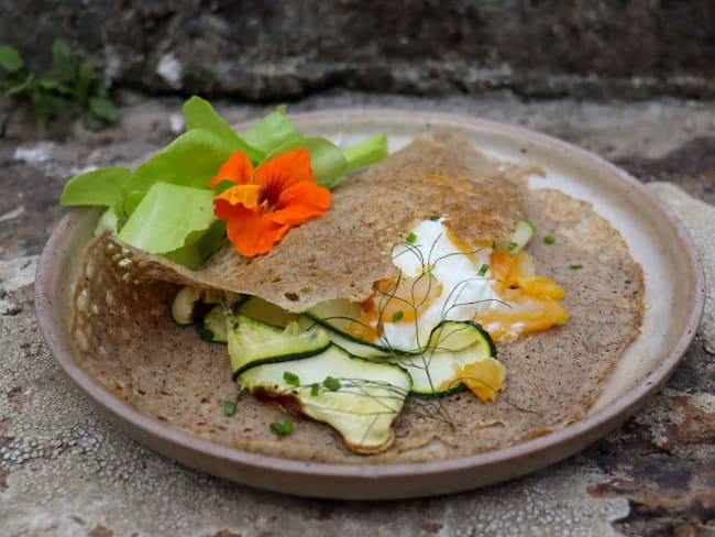 Galette pur sarrasin, courgettes dentelles au fenouil, haddock et yaourt de brebis