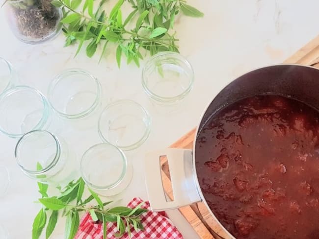 Confiture d'abricots à la verveine du jardin