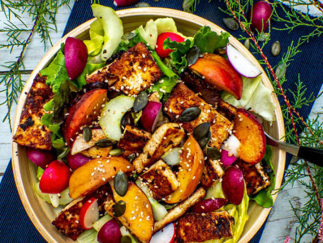 Salade d’été aux pêches grillées et tofu mariné au citron