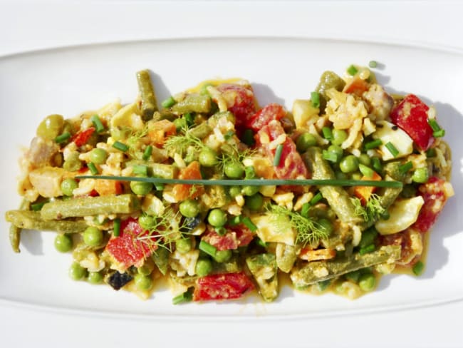 Salade de légumes crus, cuits, légumineuses, riz et lardons