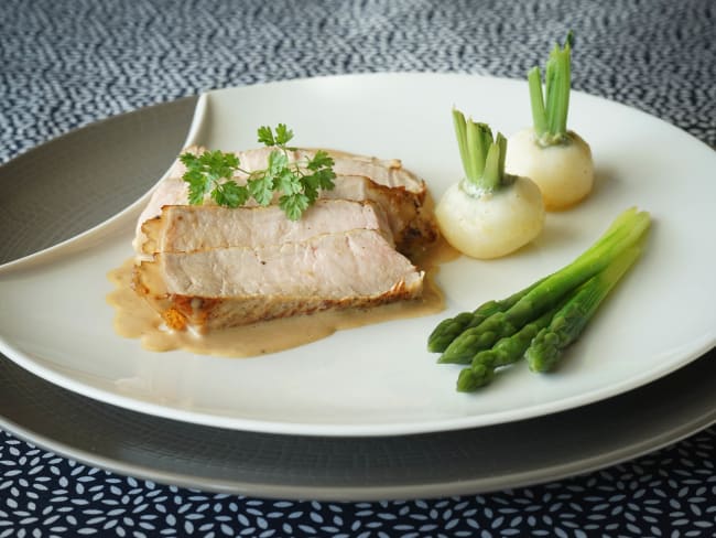 Côtes de veau à la gousse d'ail, navets et asperges