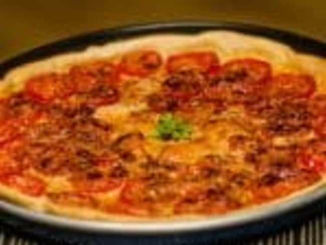 Tarte salée aux champignons, tomates et oignons