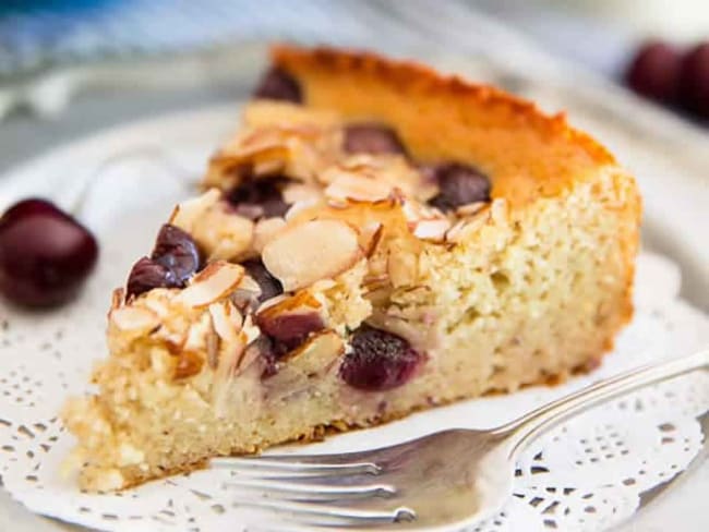 Gâteau aux amandes et cerises