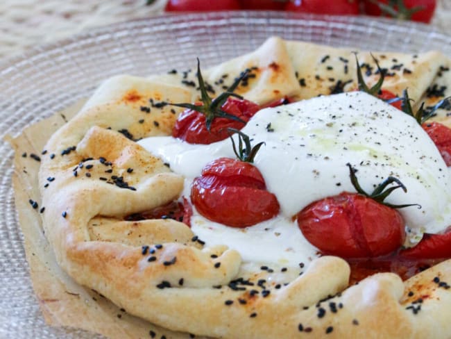 Tarte d'été rustique tomates et burrata