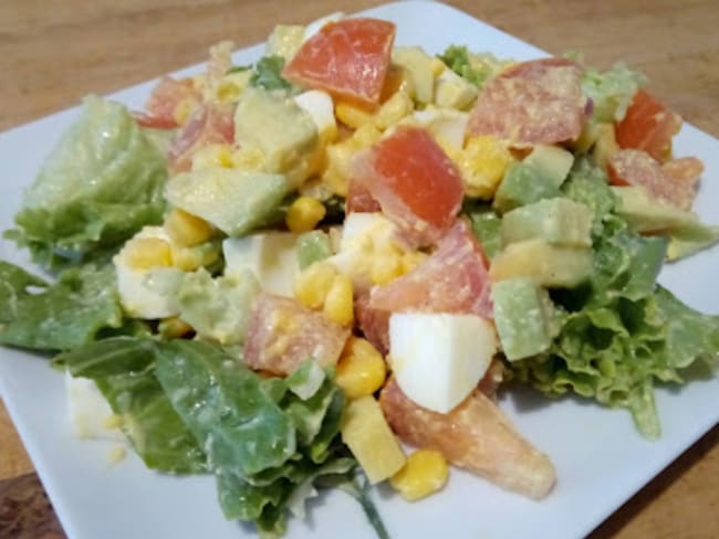 La salade fraîcheur facile et délicieuse (avocat, tomates, maïs, oeuf...)