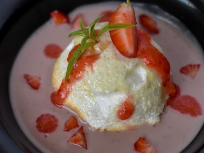 Oeufs neige et crème anglaise à la fraise et verveine