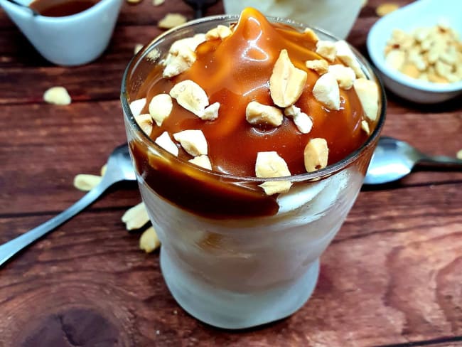 Glace au yaourt façon sundae caramel et cacahuète