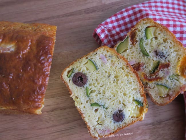 Cake à la courgette, tomates séchées, rôti de porc, olives et emmental