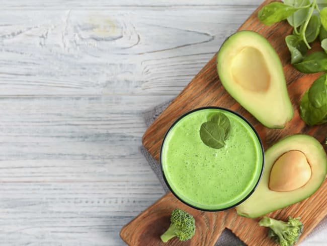 Smoothie detox d'avocat et de brocolis