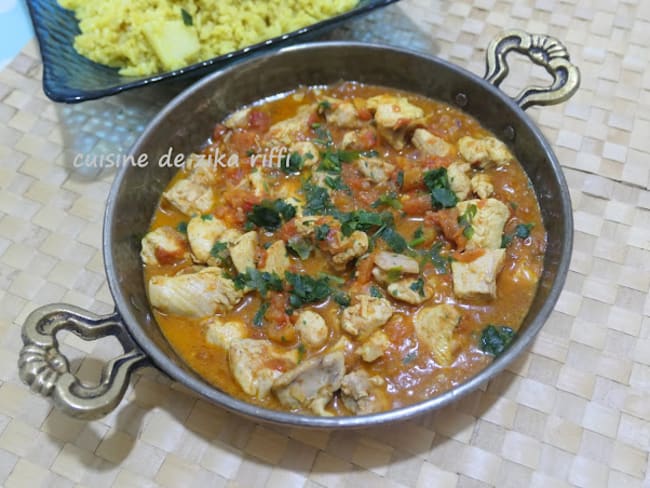 Fricassée de poulet aux tomates fraîches concassées et aux oignons (simple)