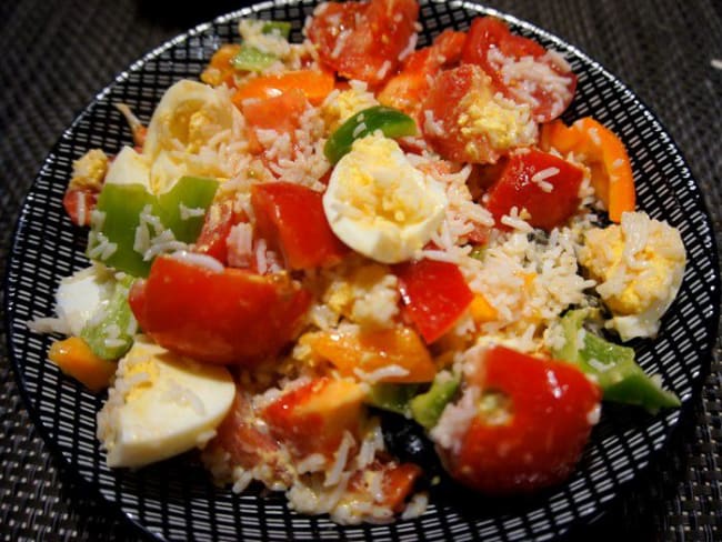 Salade de riz aux poivrons, tomates et œufs