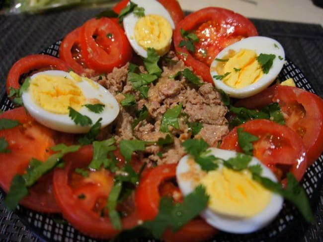 Salade de tomates au thon, oeufs durs et vinaigrette au gingembre