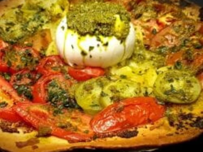 Tarte aux tomates colorées, pesto et burrata. Un plat d'été !