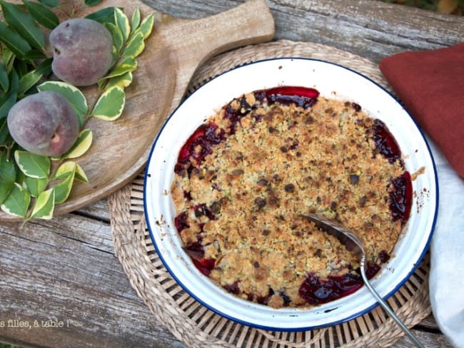 Crumble aux pêches de vigne et pistaches