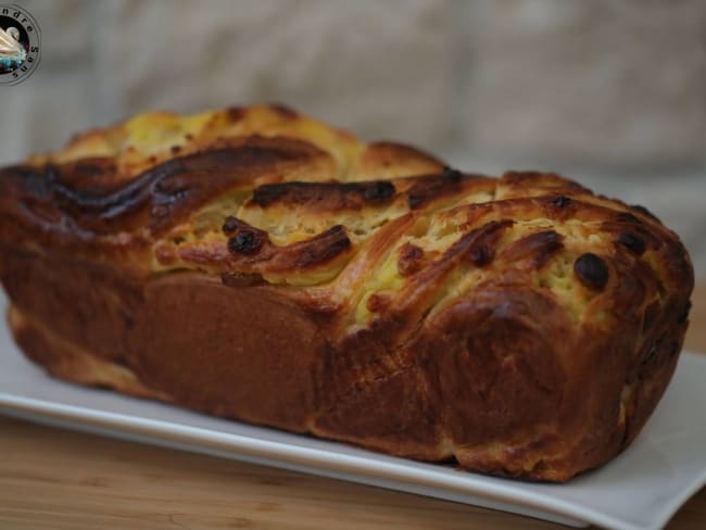 Brioche tressée marbrée aux raisins