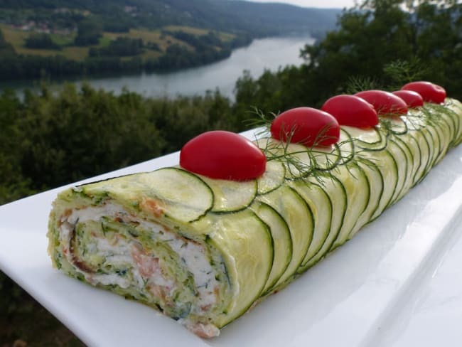 Omelette de courgette roulée au saumon fumé et à la ricotta