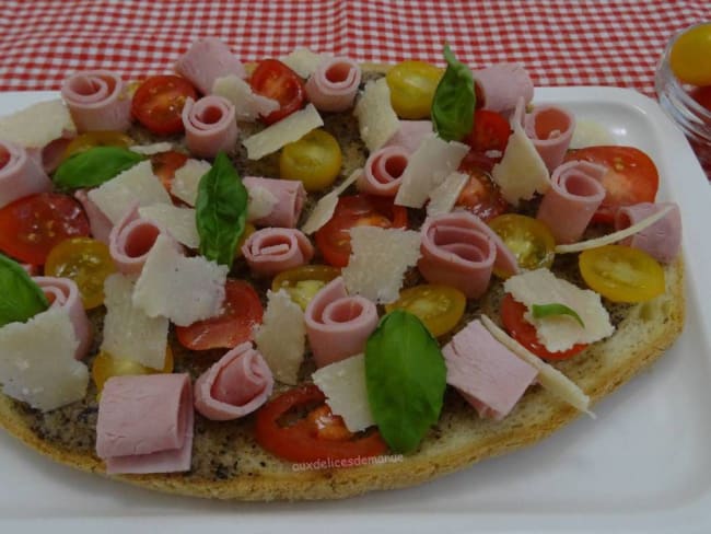 Bruschetta au jambon, tomates cerises et parmesan