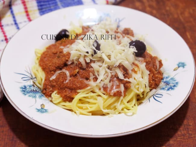 Spaghetti à la bolognaise, sauce tomates fraîches et parmesan