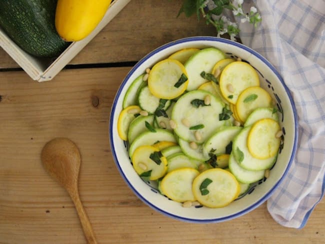 Salade de courgettes crues, citron et basilic