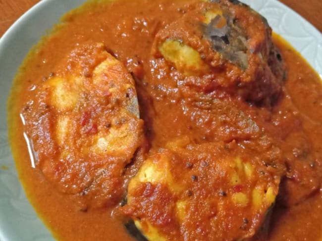 Curry indien de poisson, curcuma, tomate, tamarin