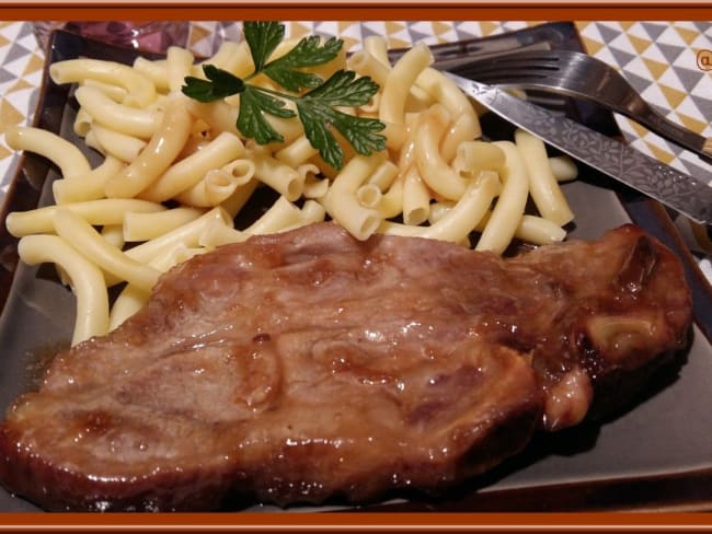 Côtes de porc marinées à l’ail, cuites au four