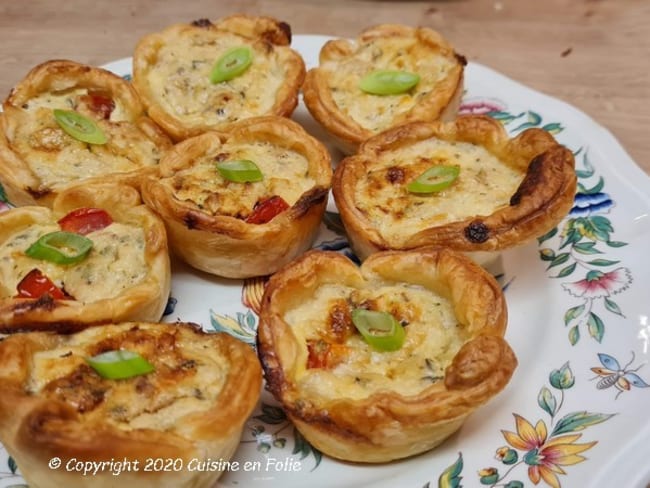 Tartelettes tomates cerises, thon, piments doux, fromage ail et fines herbes