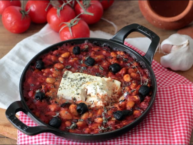 Feta rôtie aux haricots blancs et à la sauce tomate