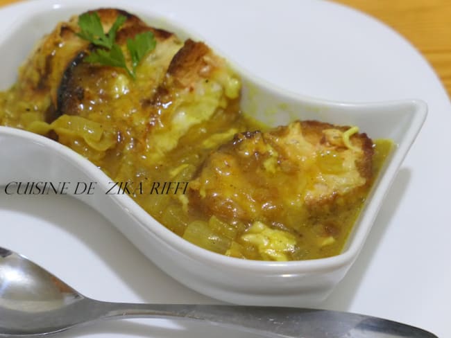 SOUPE À L'OIGNON ET AU FROMAGE GRATINÉE 