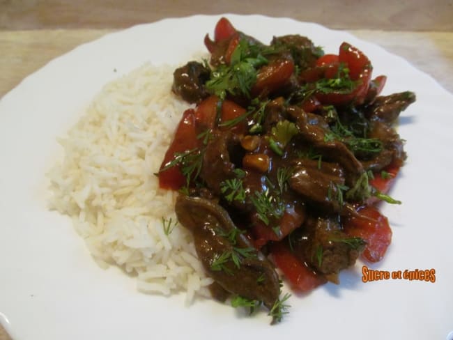 Boeuf sauté aux poivrons et tomates avec des notes asiatiques