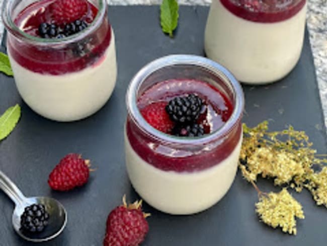 Panna cotta à la reine des prés et fruits rouges