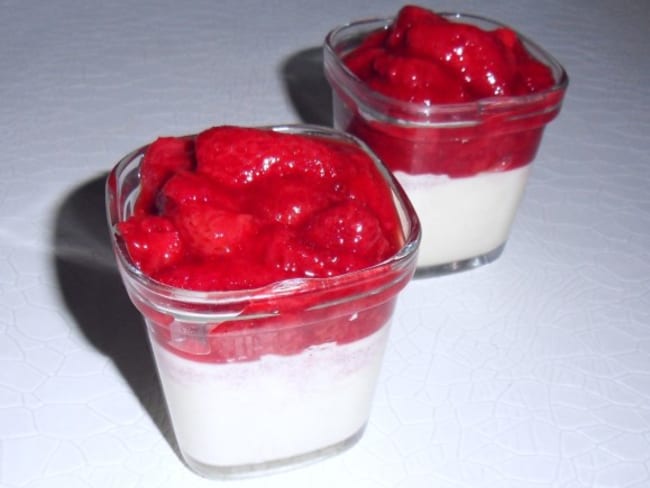 Panna cotta et sa compotée de fraises