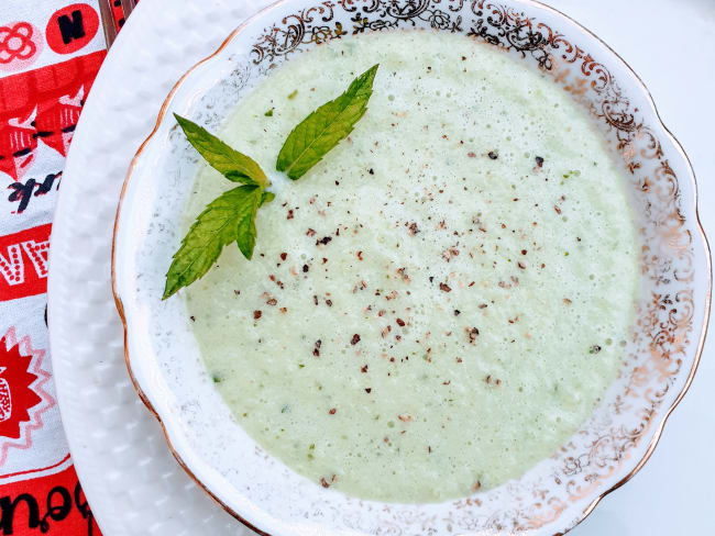 Soupe froide de concombre et fromage ricotta