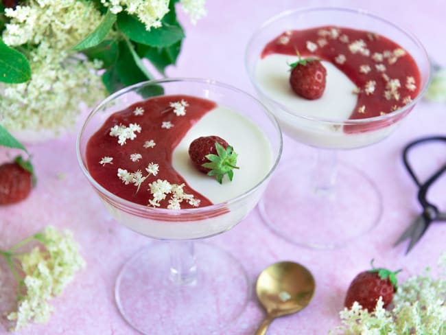 Panna cotta au sureau et coulis de fraise