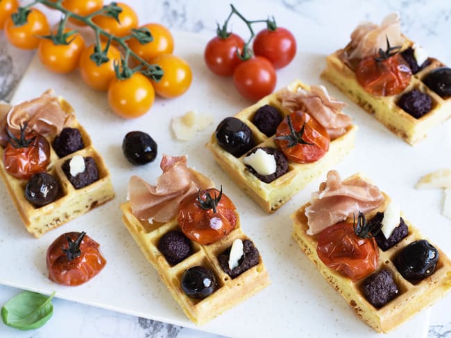 Mini gaufres au parmesan, tomates cerises rôties, olives