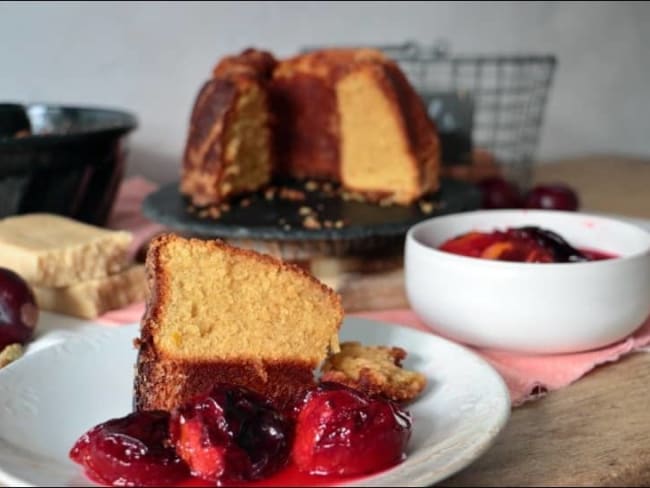 Pain de Gênes à la cardamome et prunes rôties de Yotam Ottolenghi