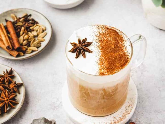 Chai latte maison d'après une recette traditionnelle Indienne