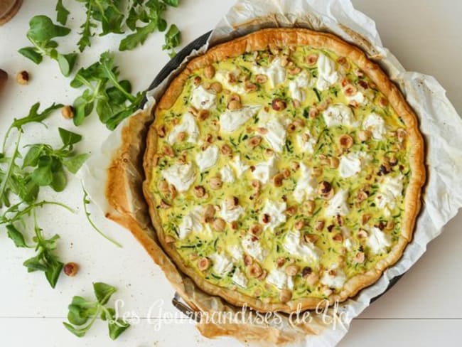 Une recette de tarte feuilletée aux courgettes, fromage de chèvre et noisettes.