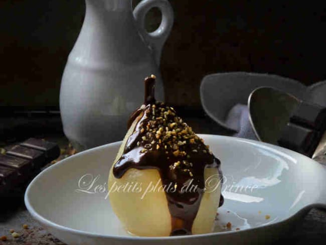 Poire au sirop nappée de chocolat fondu comme une poire Belle-Hélène mais sans la glace vanille