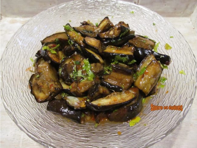 Aubergines grillées avec des notes asiatiques en sauce sweet chili à l'ail