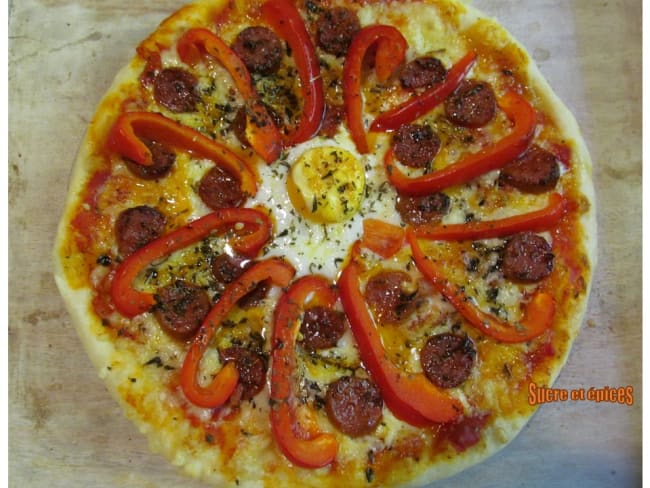 Pizza au chorizo, poivrons et oeufs