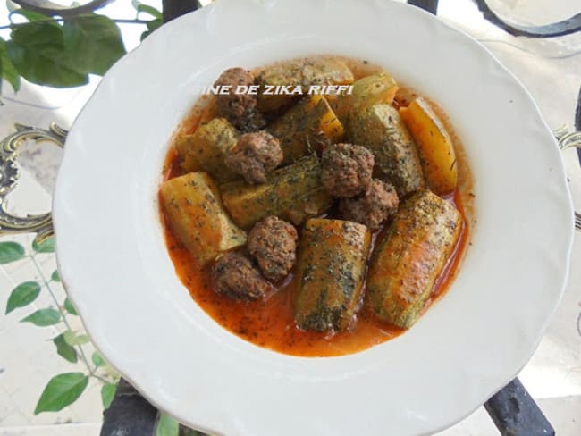 Tajine de courgettes à la menthe séchée et aux boulettes