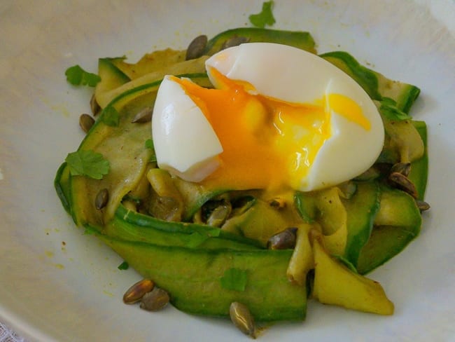 Poêlée de tagliatelles de concombre au curry, graines de courges et oeuf mollet