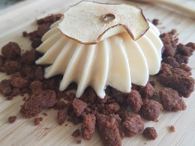 Mousse de pommes au coeur caramel et crumble spéculoos